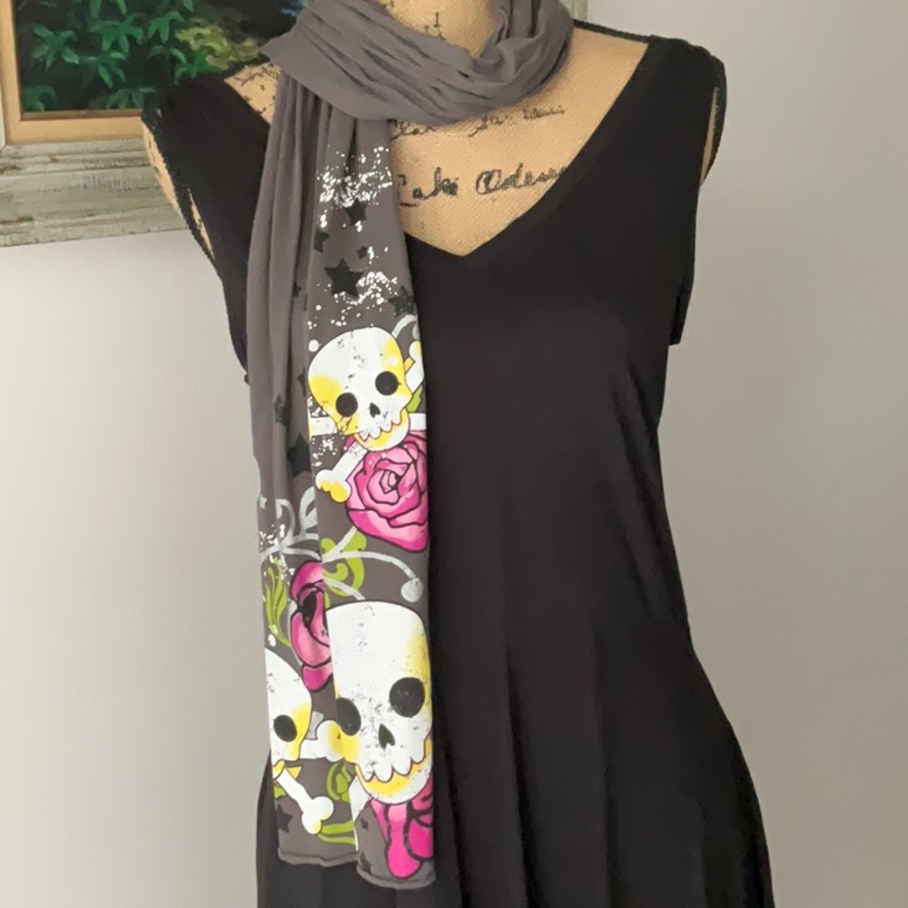 Skull & Roses Scarf - Picture 4 of 4